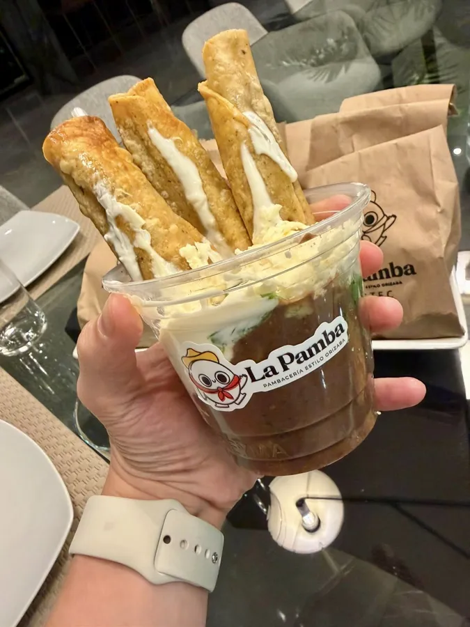 Pamba Flautas Ahogadas de barbacoa de res en frijoles con queso y crema