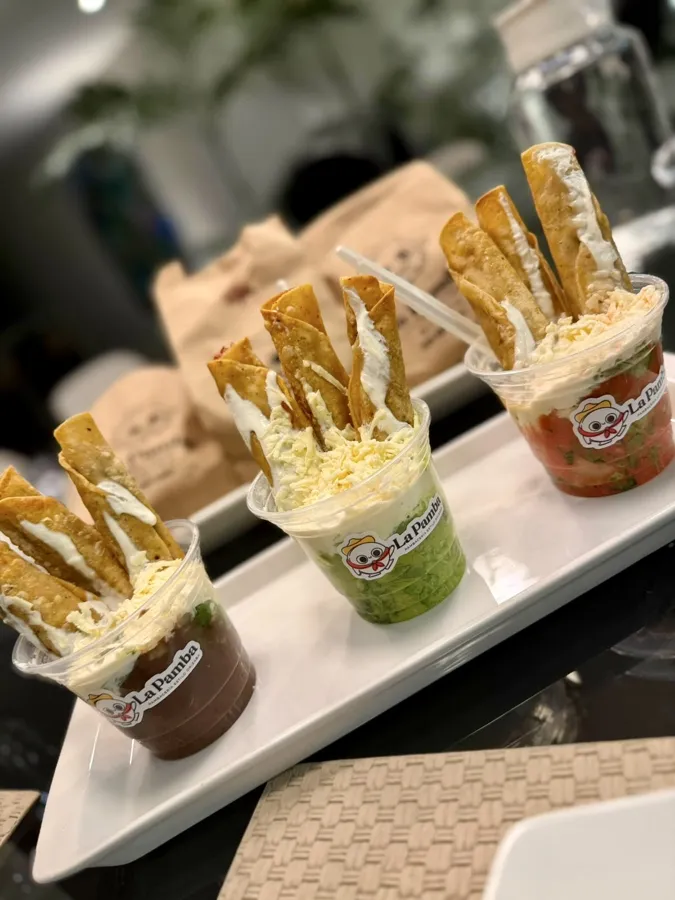 Pamba Flautas Ahogadas en salsa roja, frijoles y salsa verde