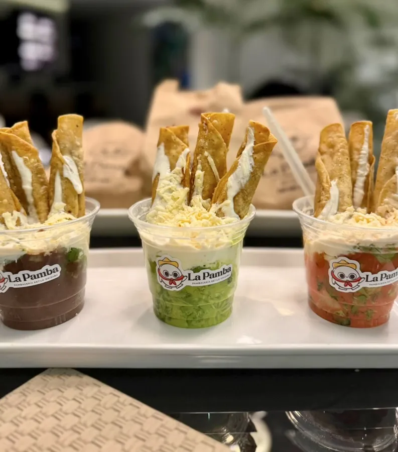 Pamba Flautas Ahogadas en salsa roja, frijoles y salsa verde
