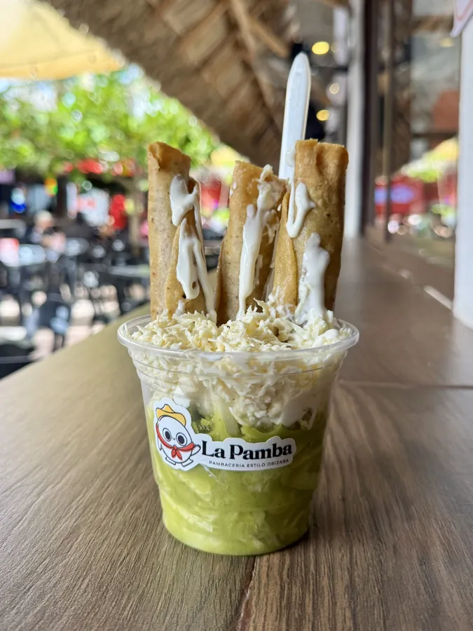 Pamba Flautas Ahogadas de pollo en salsa verde con queso y crema